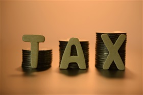 Taxe communale sur les écrits publicitaires non adressés : quelles distinctions sont constitutionnellement admissibles ?